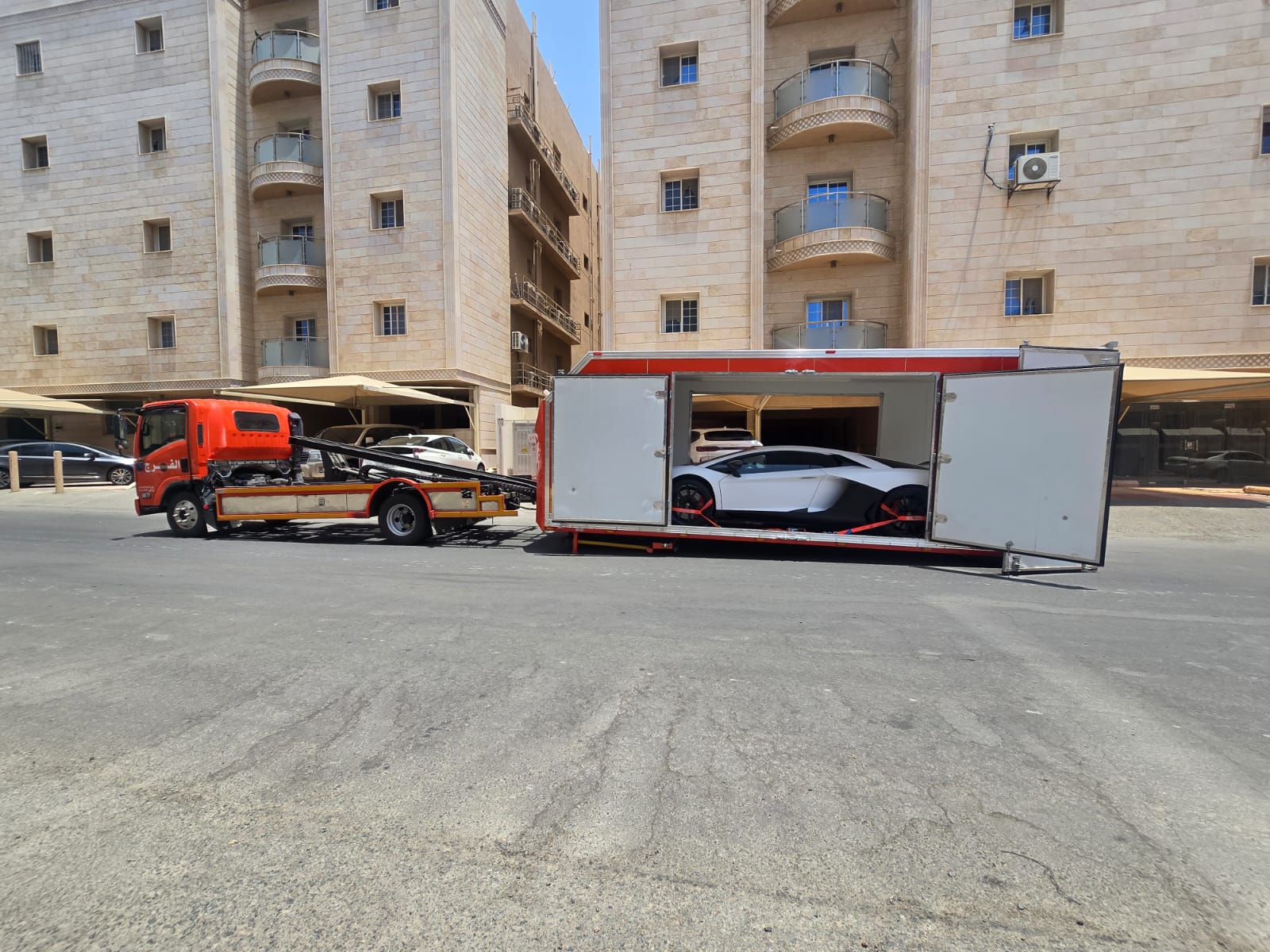 سطحة هيدروليك تنقل رولز رويس غوست زرقاء في الدمام